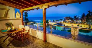 Bazén v ubytování Aqua Mare Sea Side Rooms nebo v jeho okolí