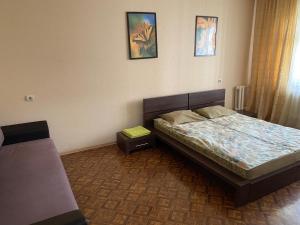 1 dormitorio con 1 cama y 1 cama sidx sidx sidx sidx sidx sidx sidx en Apartments on Otradnaya 79, en Ulyanovsk