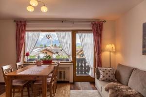 a living room with a table and a window at Ferienwohnung Bergblick in Garmisch-Partenkirchen