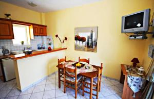 Kuchyň nebo kuchyňský kout v ubytování Agios Georgios - 2 Beds - Sleeps 5 - Free Parking + 28 fotografií
