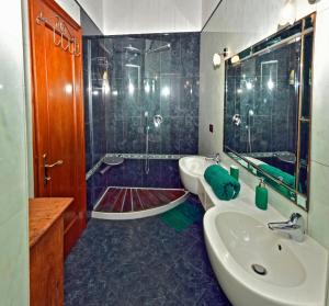 bagno con 2 lavandini e doccia di Appartamento Borgo 98 Guest House a Livorno