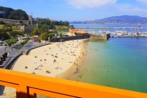 uma praia com um monte de pessoas na água em Exclusivo ático Baiona Carabela Pinta em Baiona