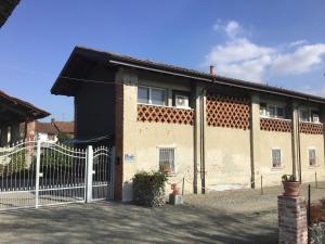 un edificio con una puerta delante de él en Residence Campagnole, en Vicolungo