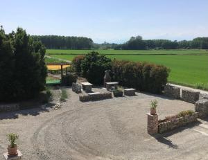 un jardín con banco y mesa de picnic en Residence Campagnole, en Vicolungo