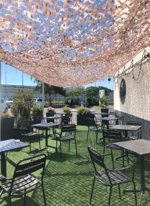 un groupe de tables et de chaises sous une tente dans l'établissement Campanile Le Bourget – Airport, au Bourget