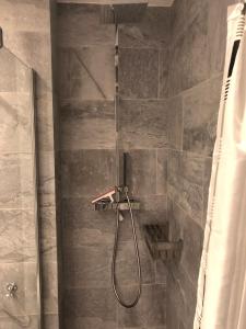 una ducha con cabezal de ducha en un baño en BUDE'55 Loft 14, en Winterberg