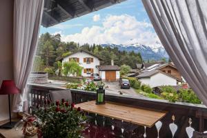 a balcony with a table and a view of the mountains at Ferienwohnung Bergblick in Garmisch-Partenkirchen