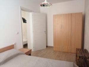 1 dormitorio con 1 cama, vestidor y armario en B&B ANDEMAR Rooms, en Satriano di Lucania