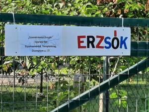 un cartel en una valla que diga erzox en Szemérmetes Erzsók Nyaralóház en Gyomaendrőd