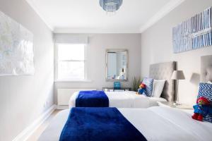 Un pat sau paturi într-o cameră la Discounted Paddington Family Flat