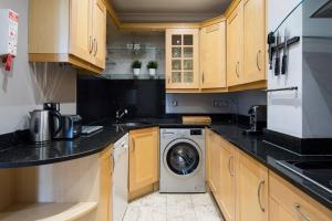 A kitchen or kitchenette at Discounted Paddington Family Flat