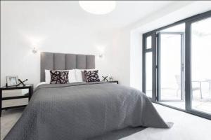 Кровать или кровати в номере Stunning 3 Bedroom Duplex By Kings Cross & Camden