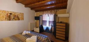 a bedroom with a bed and a window in a room at VILLA MARIANNA CON PISCINA PRIVATA ampi spazi esterni e WIFI FREE in Trabia