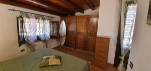 A bed or beds in a room at VILLA MARIANNA CON PISCINA PRIVATA ampi spazi esterni e WIFI FREE