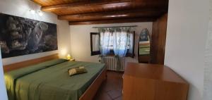 A bed or beds in a room at VILLA MARIANNA CON PISCINA PRIVATA ampi spazi esterni e WIFI FREE Még 37 kép