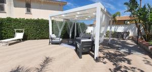 A garden outside VILLA MARIANNA CON PISCINA PRIVATA ampi spazi esterni e WIFI FREE