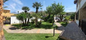A garden outside VILLA MARIANNA CON PISCINA PRIVATA ampi spazi esterni e WIFI FREE