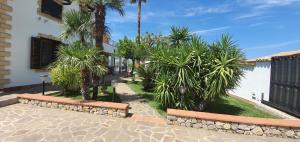 A garden outside VILLA MARIANNA CON PISCINA PRIVATA ampi spazi esterni e WIFI FREE