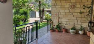 A garden outside VILLA MARIANNA CON PISCINA PRIVATA ampi spazi esterni e WIFI FREE