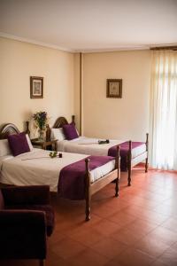 - 2 lits dans une chambre avec des draps violets dans l'établissement Villa de Elciego, à Elciego