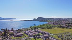 马内尔巴Onda Blu Resort的水体旁城镇的空中景观