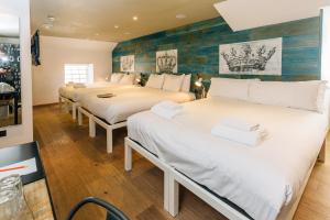 Postel nebo postele na pokoji v ubytování Stay Central Hotel
