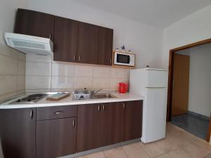 Kuchyňa alebo kuchynka v ubytovaní Apartmani Tomić