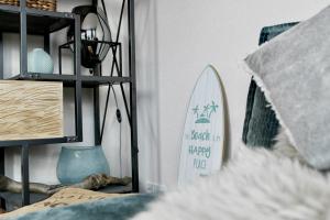 a surfboard leaning against a wall in a room at Seaside Lodge Süsel, Lübecker Bucht, Ostsee in Süsel