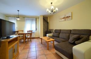 - un salon avec un canapé et une table dans l'établissement Sierra de Gudar, à Gúdar