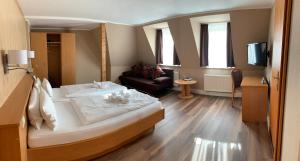 Postel nebo postele na pokoji v ubytování Hotel am Berg Oybin garni