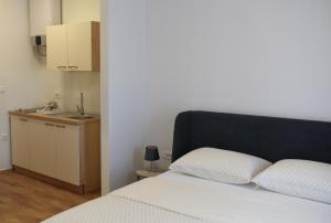 En eller flere senge i et værelse på B1villa + 31 billeder