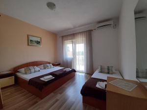 Posteľ alebo postele v izbe v ubytovaní Apartmani Tomić