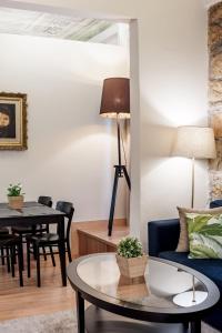 un soggiorno con divano blu e tavolo di Luxurious Art Apartments ad Atene