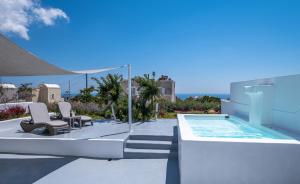 Bazén v ubytování Majestic Sky Luxury Suites nebo v jeho okolí