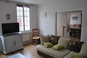 Coucy-lès-Eppes的住宿－Gîte de l'abeille，带沙发和平面电视的客厅