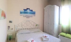 Giường trong phòng chung tại mondello lilla' room