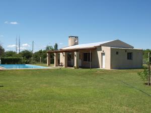 a house with a pool in the yard at Apart C&C Valle Fértil in San Agustín de Valle Fértil