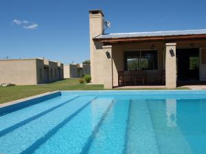 una piscina frente a una casa en Apart C&C Valle Fértil en San Agustín de Valle Fértil