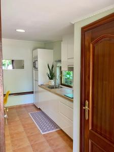una cucina con un lavello e un bancone di Pedreiras Cottage Rias Baixas a Pontevedra