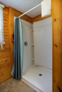 doccia con tenda blu in camera di North Rustico Bed and Breakfast a North Rustico