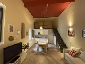 - un salon avec un canapé, une télévision et une table dans l'établissement Amalfitani House, à Palerme