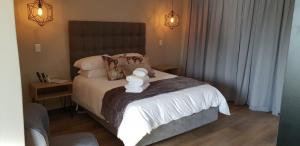 una camera da letto con un letto con un orsacchiotto sopra di The Jackal Guesthouse ad Aliwal North