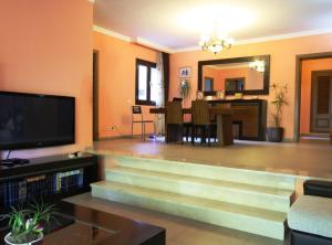 - un salon avec des escaliers menant à une salle à manger dans l'établissement Ca Nostra · Mediterranean Villa in Majorca, à Ca's Catala