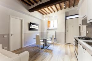 Kuchyň nebo kuchyňský kout v ubytování San Sebastiano Suite & Luxury Apartments