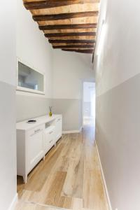 Kuchyň nebo kuchyňský kout v ubytování San Sebastiano Suite & Luxury Apartments