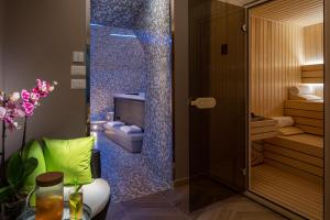 W łazience znajduje się prysznic i toaleta. w obiekcie Casa Blandano B&B w mieście Castelmola +31 zdjęć
