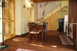 een keuken met een tafel en stoelen en een trap bij Casa Jasmin, 2 floors, private garden in Verona