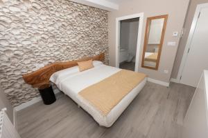 A bed or beds in a room at APARTAMENTOS CUME DO PINDO