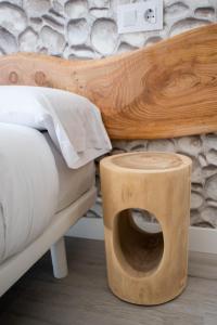 A bed or beds in a room at APARTAMENTOS CUME DO PINDO