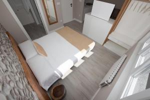 A bed or beds in a room at APARTAMENTOS CUME DO PINDO